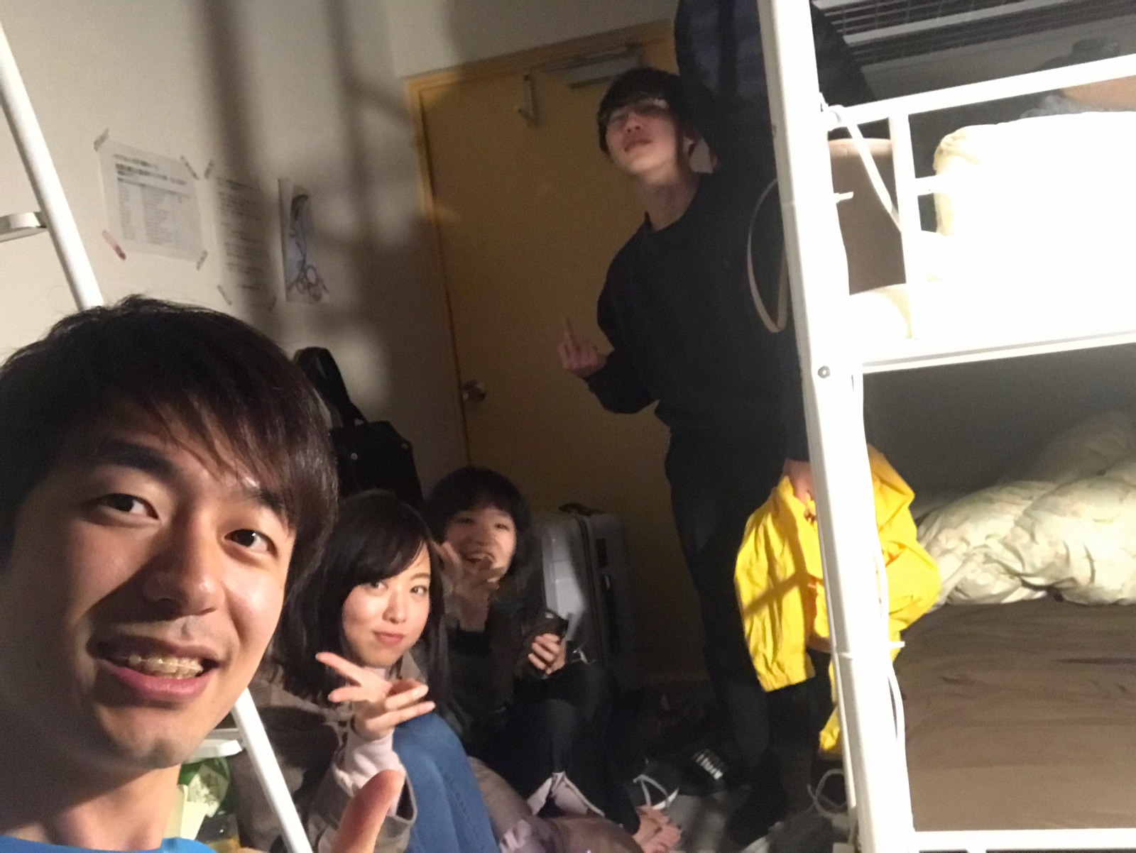 部屋で撮った自撮り。奥にも誰かがいる