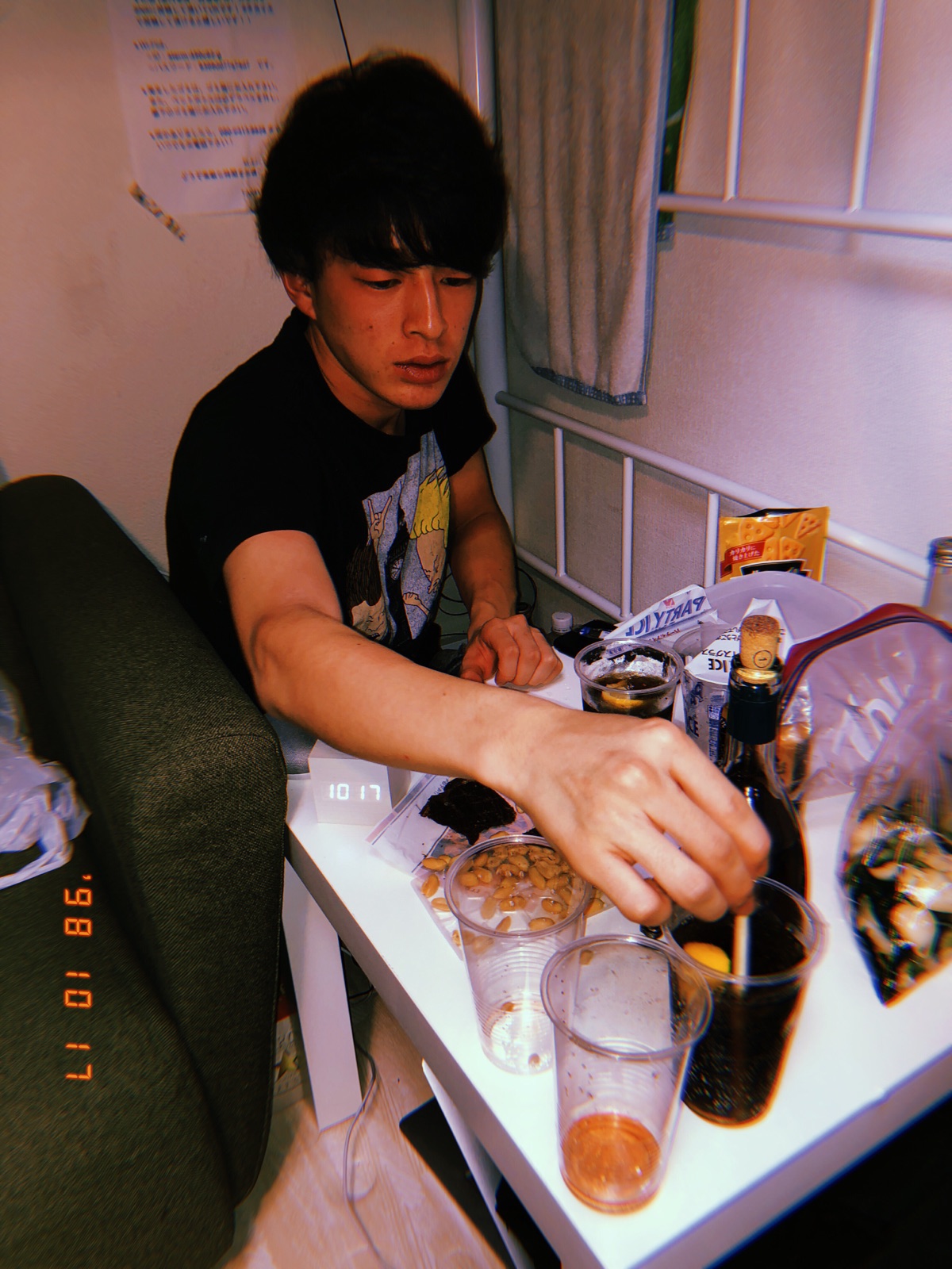 夜のテーブルで、お菓子とジュースを囲む