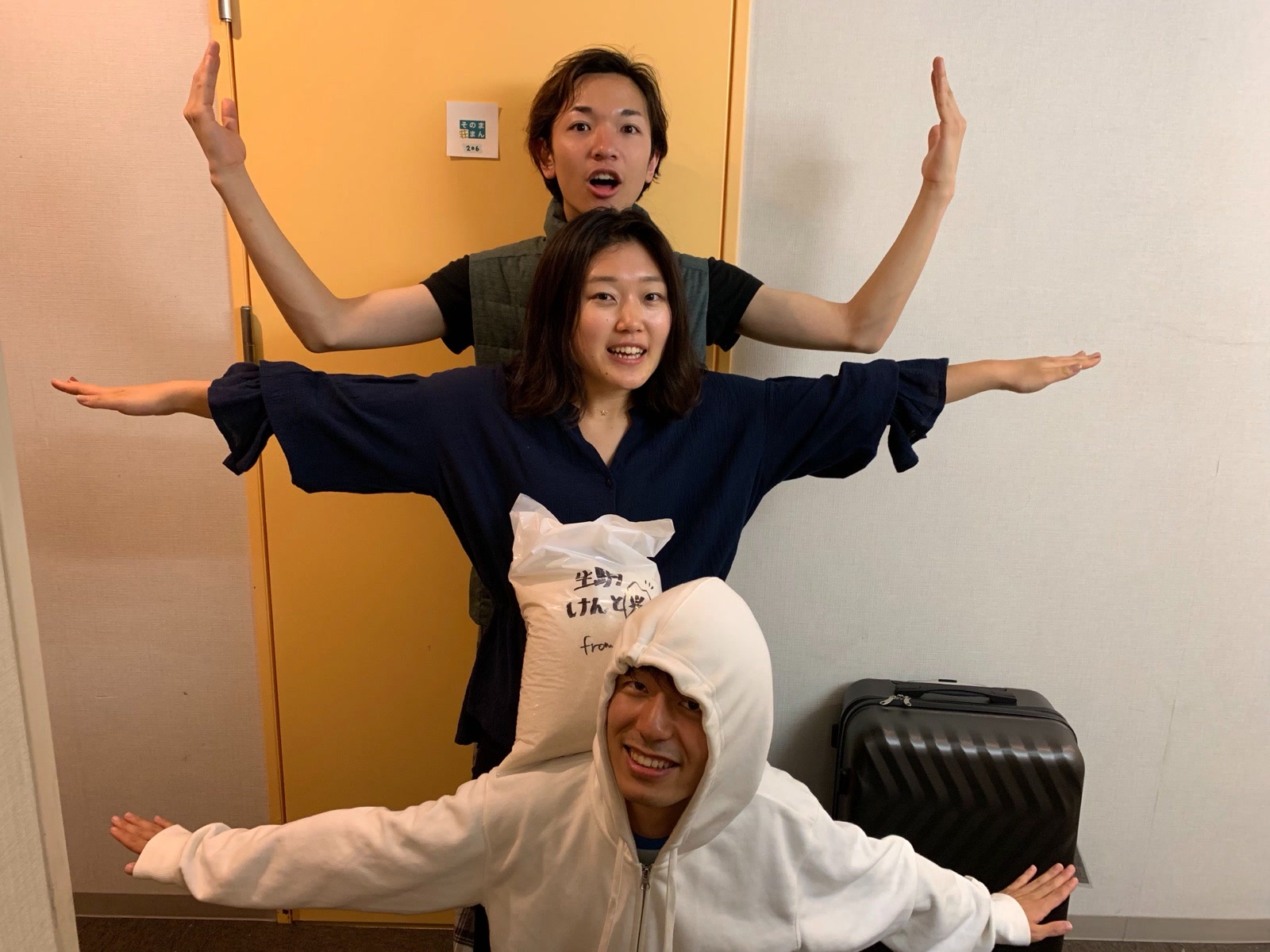 廊下で3人がポーズを決める