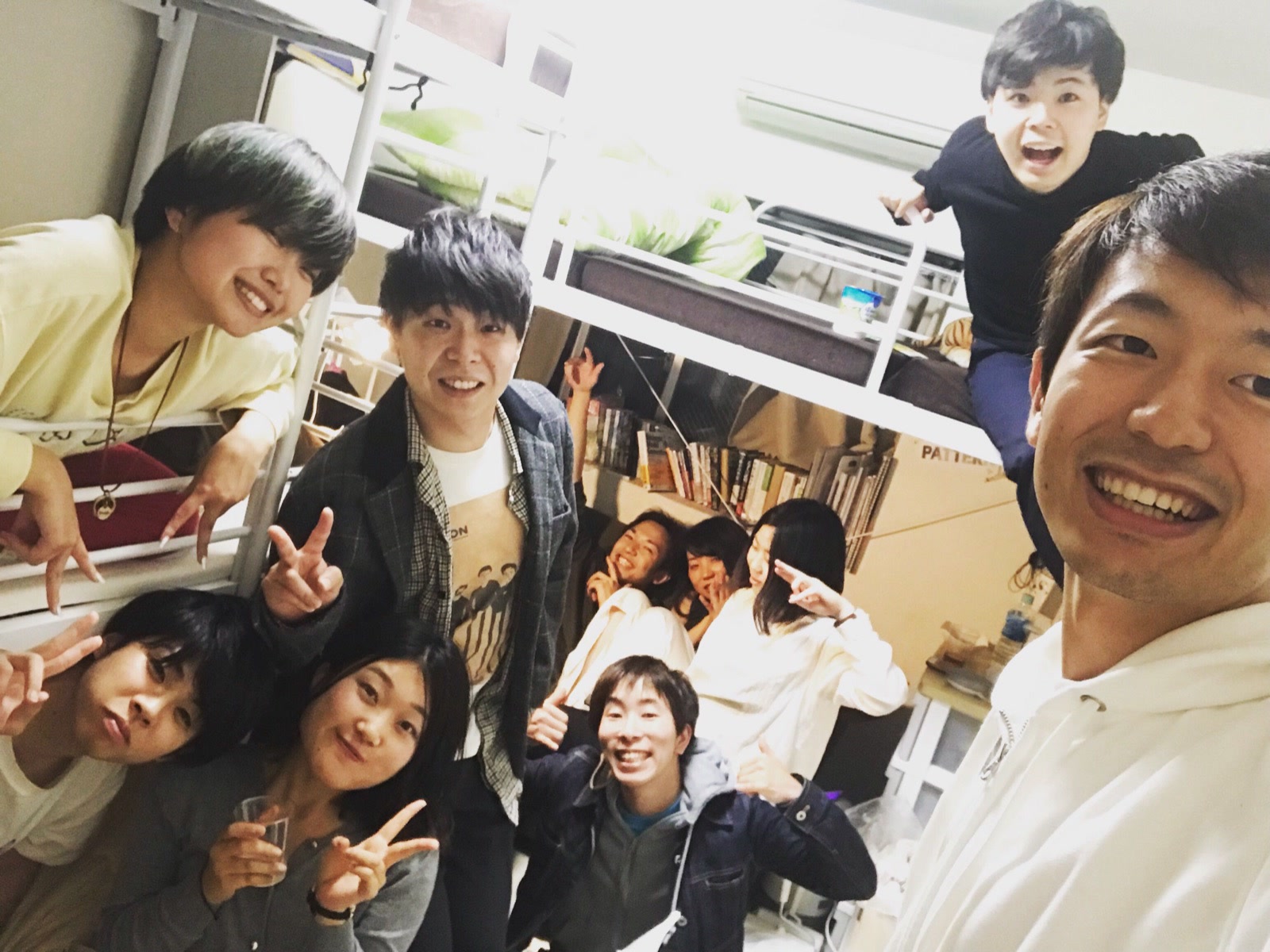 部屋いっぱいの集合写真