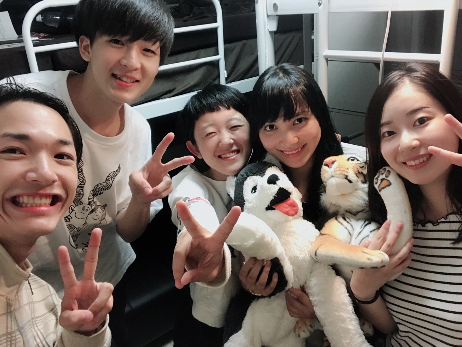 ぬいぐるみを真ん中に、5人でピースサイン